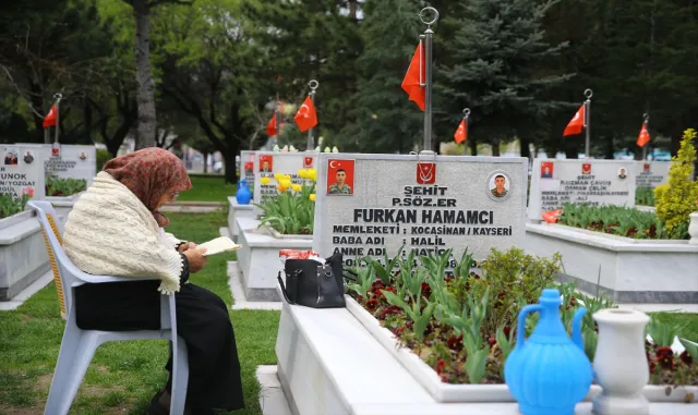 İç Anadolu’da Ramazan Bayramı arifesinde şehitlikler ziyaret edildi İç Anadolu’da Ramazan Bayramı arifesinde şehitlikler ziyaret edildi
