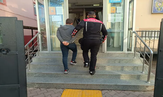 Kırşehir’de evden hırsızlık yaptıkları öne sürülen 2 şüpheli yakalandı Kırşehir’de evden hırsızlık yaptıkları öne sürülen 2 şüpheli yakalandı
