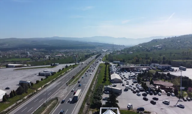 Otoyollarda bayram tatili dolayısıyla trafikte akıcı yoğunluk sürüyor Otoyollarda bayram tatili dolayısıyla trafikte akıcı yoğunluk sürüyor