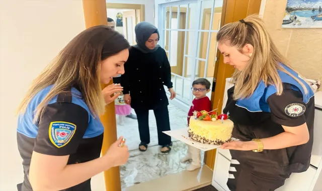 Polislerden Yağız’a doğum günü sürprizi Polislerden Yağız’a doğum günü sürprizi