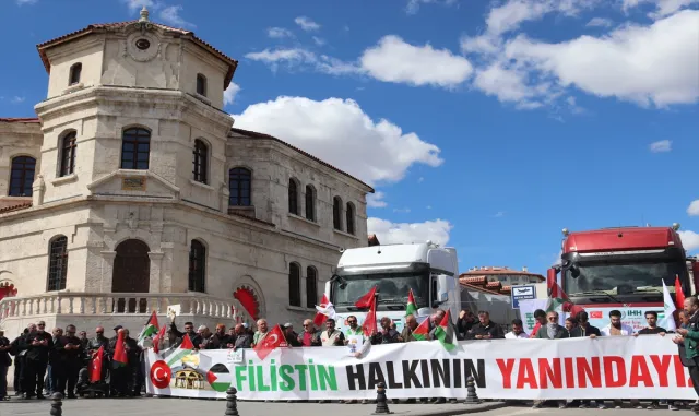 Sivas’tan Gazze’ye 2 yardım tırı gönderildi Sivas’tan Gazze’ye 2 yardım tırı gönderildi