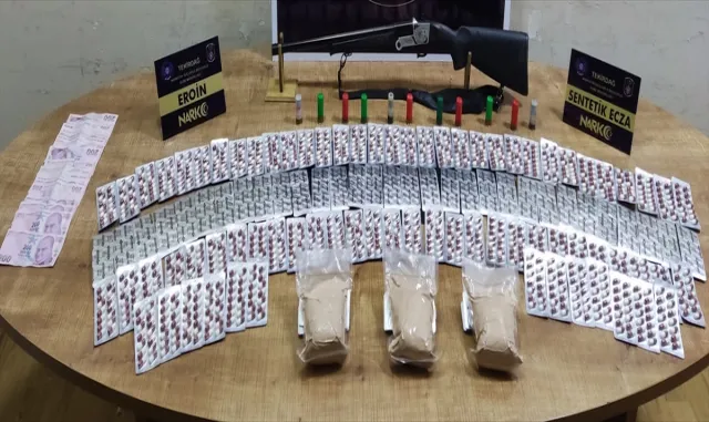Tekirdağ’da bir evde 1 kilo 60 gram eroin, 1568 uyuşturucu hap ele geçilirdi Tekirdağ’da bir evde 1 kilo 60 gram eroin, 1568 uyuşturucu hap ele geçilirdi