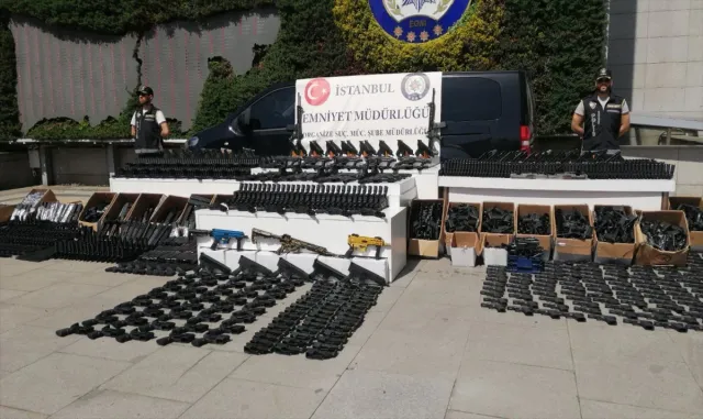 Yasa dışı silah imalatı ve ticareti yaptıkları gerekçesiyle yakalanan 41 zanlı adliyede Yasa dışı silah imalatı ve ticareti yaptıkları gerekçesiyle yakalanan 41 zanlı adliyede