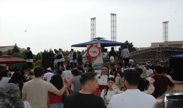 Anadolu Üniversitesinde "Bahar Şenliği Öğrenci Panayırı ve Uluslararası Öğrenci Kültür Günü" Anadolu Üniversitesinde "Bahar Şenliği Öğrenci Panayırı ve Uluslararası Öğrenci Kültür Günü"