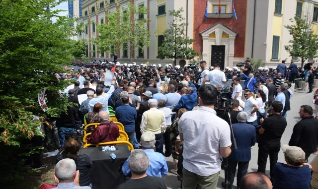Arnavutluk’ta muhalefet, Tiran Belediye Başkanı Veliaj’ın istifası talebiyle protesto düzenledi Arnavutluk’ta muhalefet, Tiran Belediye Başkanı Veliaj’ın istifası talebiyle protesto düzenledi