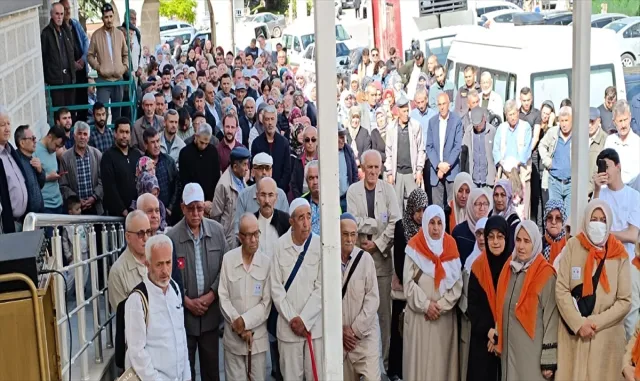 Beypazarı’nda hacı adayları dualarla uğurlandı Beypazarı’nda hacı adayları dualarla uğurlandı