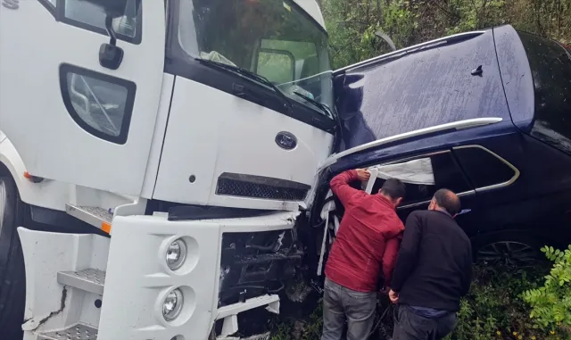 Bursa’daki trafik kazasında 2 kişi öldü Bursa’daki trafik kazasında 2 kişi öldü