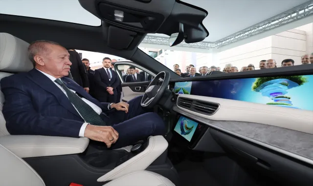 Cumhurbaşkanı Erdoğan, Togg’un yeni modelini inceledi Cumhurbaşkanı Erdoğan, Togg’un yeni modelini inceledi