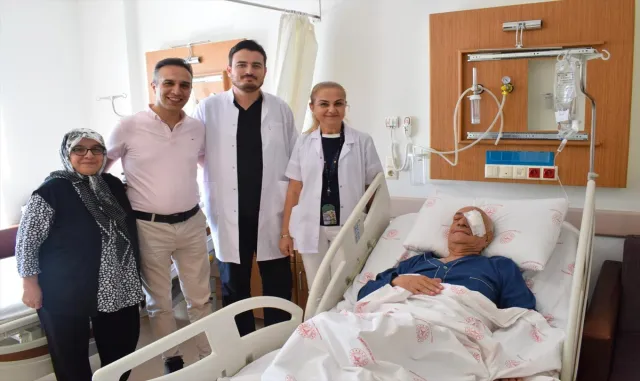 Eskişehir Yunus Emre Devlet Hastanesi’nde bir hastaya kornea nakli yapıldı Eskişehir Yunus Emre Devlet Hastanesi’nde bir hastaya kornea nakli yapıldı