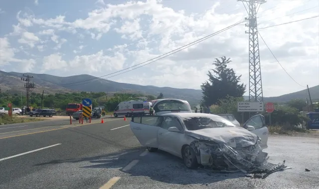 GÜNCELLEME - Elazığ’da iki otomobilin çarpıştığı kazada 2 kişi öldü, 5 kişi yaralandı GÜNCELLEME - Elazığ’da iki otomobilin çarpıştığı kazada 2 kişi öldü, 5 kişi yaralandı