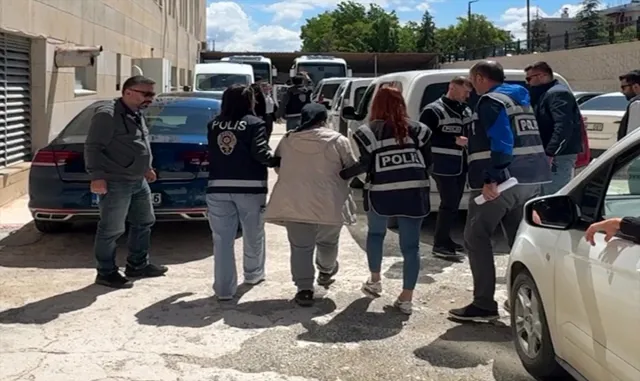 GÜNCELLEME - Elazığ’da toprağa gömülü cesedi bulunan genç kadının öldürülmesine ilişkin 2 zanlı tutuklandı GÜNCELLEME - Elazığ’da toprağa gömülü cesedi bulunan genç kadının öldürülmesine ilişkin 2 zanlı tutuklandı