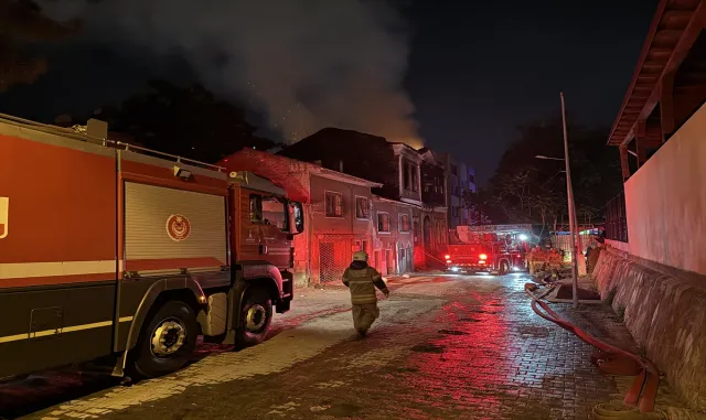 GÜNCELLEME - İzmir’de tarihi binada çıkan yangın kontrol altına alındı GÜNCELLEME - İzmir’de tarihi binada çıkan yangın kontrol altına alındı