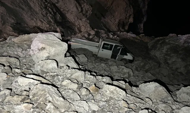 Hakkari-Çukurca kara yolu dağdan düşen kaya parçaları nedeniyle kapandı Hakkari-Çukurca kara yolu dağdan düşen kaya parçaları nedeniyle kapandı