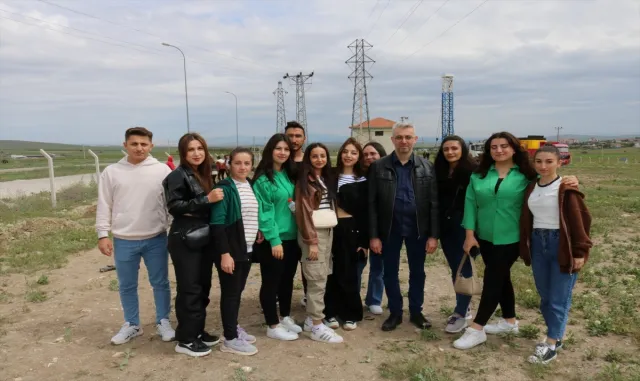 Kaman’da üniversite öğrencileri anneleri için fidan dikti Kaman’da üniversite öğrencileri anneleri için fidan dikti