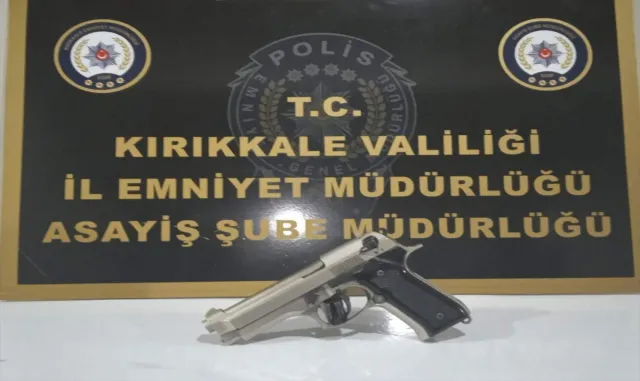 Kırıkkale’de sosyal medyada silah teşhiri yapan şüpheli yakalandı Kırıkkale’de sosyal medyada silah teşhiri yapan şüpheli yakalandı
