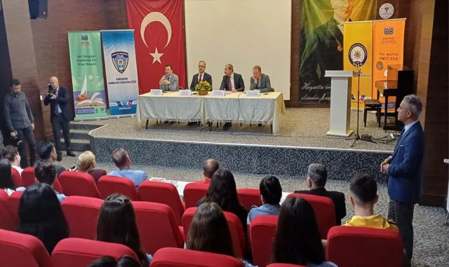 Kırşehir’de lise öğrencilerine "Güvenli gelecek için bilinçli toplum" projesi anlatıldı Kırşehir’de lise öğrencilerine "Güvenli gelecek için bilinçli toplum" projesi anlatıldı