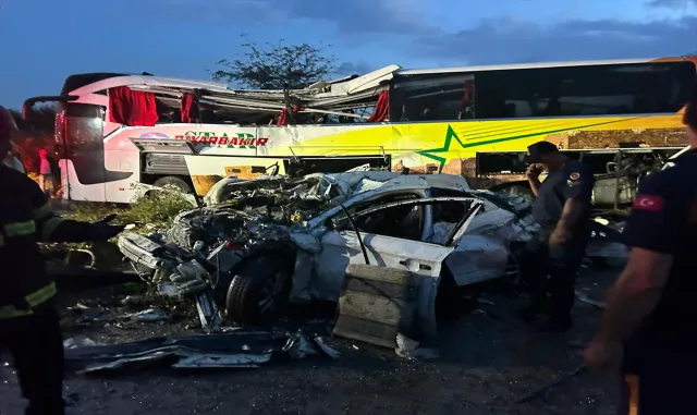 Mersin’de TAG Otoyolu’nda zincirleme trafik kazası Mersin’de TAG Otoyolu’nda zincirleme trafik kazası