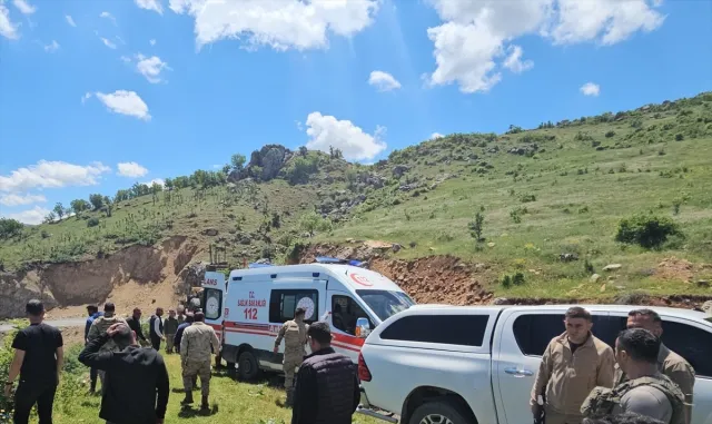 Siirt’te uçuruma devrilen kamyonetin sürücüsü ekiplerce kurtarıldı Siirt’te uçuruma devrilen kamyonetin sürücüsü ekiplerce kurtarıldı