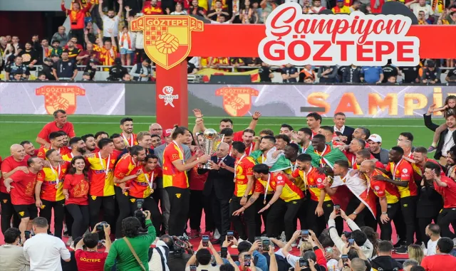 Süper Lig’e yükselen Göztepe, kupasını aldı Süper Lig’e yükselen Göztepe, kupasını aldı