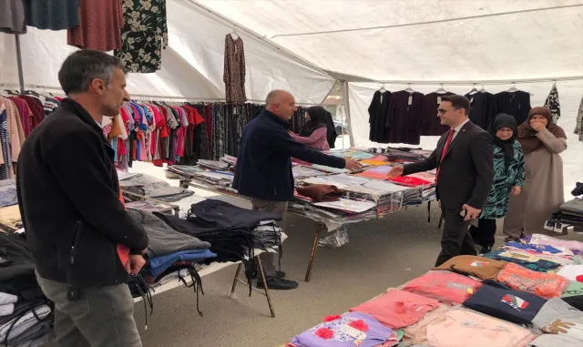 Ulaş Kaymakamı Zafer, pazar esnafını ziyaret etti Ulaş Kaymakamı Zafer, pazar esnafını ziyaret etti