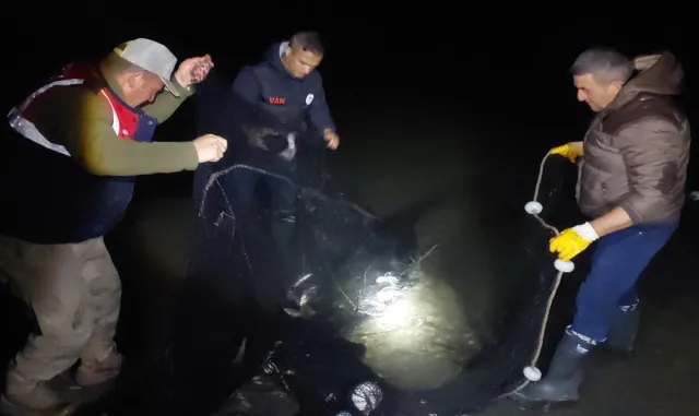 Van’da kaçak inci kefali avlayanlara 435 bin lira ceza kesildi Van’da kaçak inci kefali avlayanlara 435 bin lira ceza kesildi