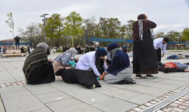 Van’da öğrenciler ve akademisyenlerin İsrail’e yönelik protesto eylemleri devam ediyor Van’da öğrenciler ve akademisyenlerin İsrail’e yönelik protesto eylemleri devam ediyor
