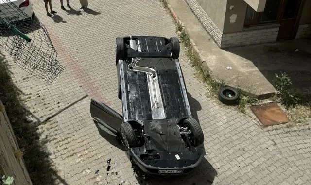 Edirne’de apartmanın bahçesine düşen otomobildeki anne ile oğlu yaralandı Edirne’de apartmanın bahçesine düşen otomobildeki anne ile oğlu yaralandı