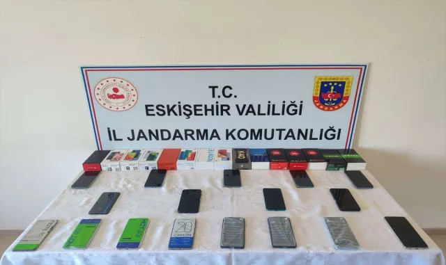 Eskişehir’de gümrük kaçağı 17 cep telefonu ele geçirildi Eskişehir’de gümrük kaçağı 17 cep telefonu ele geçirildi