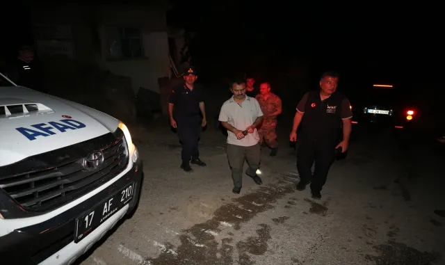 GÜNCELLEME 2 - Çanakkale’de yangının kontrol altına alındığı ormanlık alanda soğutma çalışması sürüyor GÜNCELLEME 2 - Çanakkale’de yangının kontrol altına alındığı ormanlık alanda soğutma çalışması sürüyor