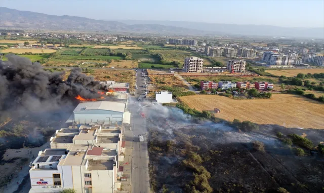 GÜNCELLEME - Aydın’da otluk alanda başlayan ve bir depoya sıçrayan yangına müdahale ediliyor GÜNCELLEME - Aydın’da otluk alanda başlayan ve bir depoya sıçrayan yangına müdahale ediliyor