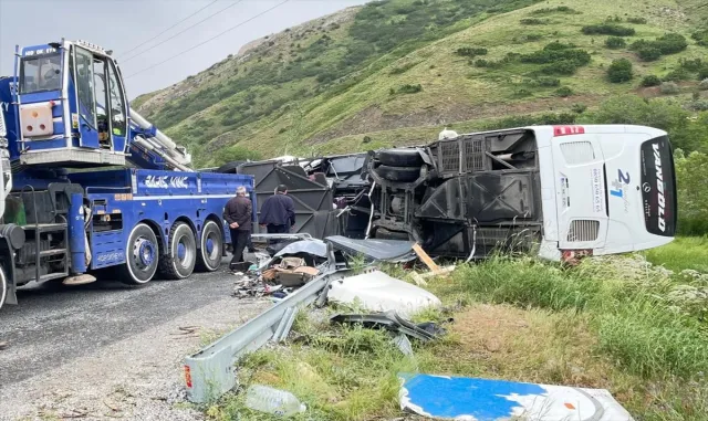 GÜNCELLEME - Bitlis’te otobüs ile kamyonun çarpışması sonucu 2 kişi öldü, 30 kişi yaralandı GÜNCELLEME - Bitlis’te otobüs ile kamyonun çarpışması sonucu 2 kişi öldü, 30 kişi yaralandı