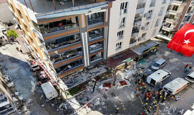 GÜNCELLEME - İzmir’de bir lokantada patlama meydana geldi, 4 kişi öldü GÜNCELLEME - İzmir’de bir lokantada patlama meydana geldi, 4 kişi öldü
