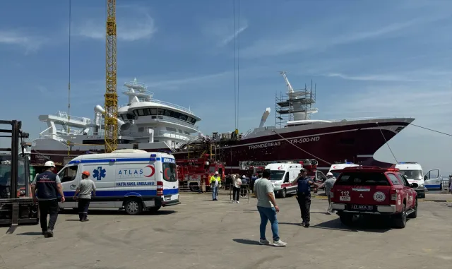 GÜNCELLEME - Kocaeli’de tersanedeki gemide çıkan yangında yaralanan 4 personel hastaneye kaldırıldı GÜNCELLEME - Kocaeli’de tersanedeki gemide çıkan yangında yaralanan 4 personel hastaneye kaldırıldı