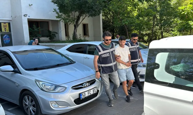 GÜNCELLEME - Nevşehir’de bazı daireleri birden fazla kişiye sattıkları öne sürülen oğul tutuklandı, annesi serbest GÜNCELLEME - Nevşehir’de bazı daireleri birden fazla kişiye sattıkları öne sürülen oğul tutuklandı, annesi serbest