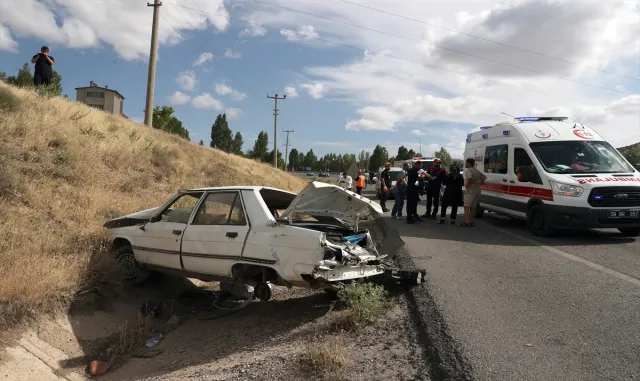 GÜNCELLEME - Sivas’ta devrilen otomobildeki 1 kişi öldü, 4 kişi yaralandı GÜNCELLEME - Sivas’ta devrilen otomobildeki 1 kişi öldü, 4 kişi yaralandı