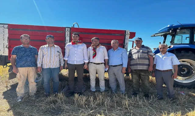 Karakeçili Kaymakamı Ergin hububat hasadına katıldı Karakeçili Kaymakamı Ergin hububat hasadına katıldı