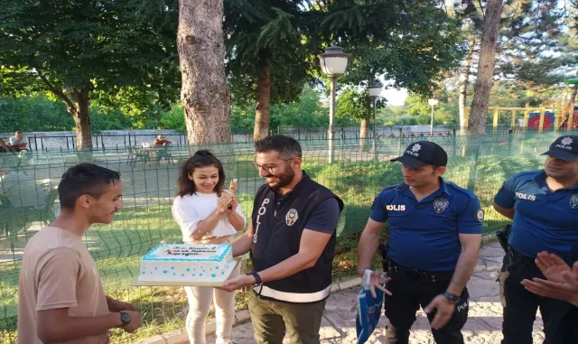 Kastamonu’da polislerden kas hastası gence sürpriz doğum günü kutlaması Kastamonu’da polislerden kas hastası gence sürpriz doğum günü kutlaması