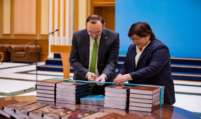 Kazakistan Anayasası ilk kez Braille alfabesiyle basıldı Kazakistan Anayasası ilk kez Braille alfabesiyle basıldı