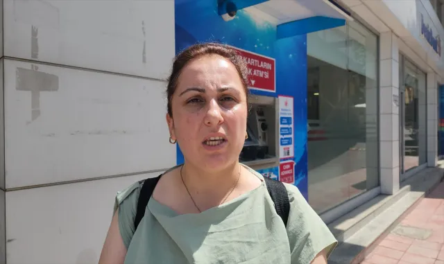 Kredi kartı borcunu ATM’den yatırmaya çalışan kadın parasını hırsıza kaptırdı Kredi kartı borcunu ATM’den yatırmaya çalışan kadın parasını hırsıza kaptırdı