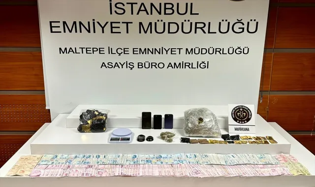 Maltepe’de uyuşturucu ticareti yaptığı iddiasıyla yakalanan 2 zanlı tutuklandı Maltepe’de uyuşturucu ticareti yaptığı iddiasıyla yakalanan 2 zanlı tutuklandı