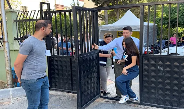 Mersin’de okul müdürü, kimliğini unutan öğrenciyi LGS sınavına yetiştirdi Mersin’de okul müdürü, kimliğini unutan öğrenciyi LGS sınavına yetiştirdi
