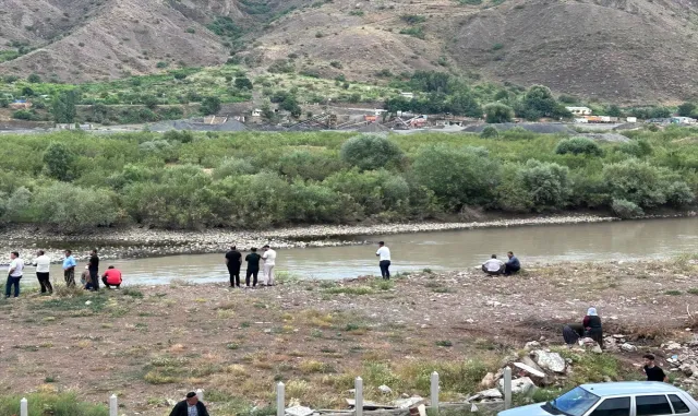 Murat Nehri’nde kaybolan çocuğu arama çalışmaları sürüyor Murat Nehri’nde kaybolan çocuğu arama çalışmaları sürüyor