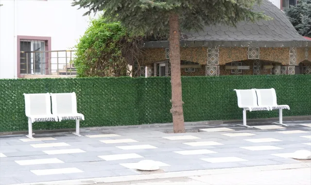 Sorgun Belediyesi eski sandalyeleri banka dönüştürdü Sorgun Belediyesi eski sandalyeleri banka dönüştürdü