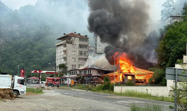 Trabzon’da çıkan yangında düğün salonu ve pansiyon zarar gördü Trabzon’da çıkan yangında düğün salonu ve pansiyon zarar gördü
