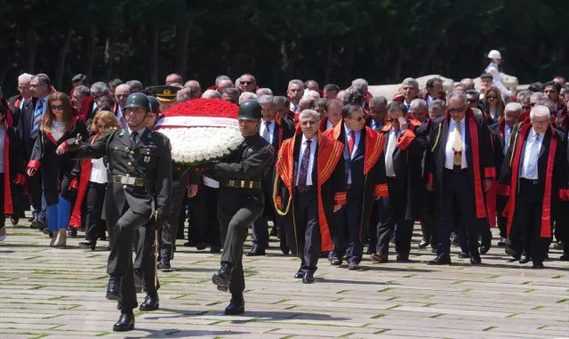 Yargıtay Cumhuriyet Başsavcısı Şentürk ve beraberindeki heyet Anıtkabir’i ziyaret etti Yargıtay Cumhuriyet Başsavcısı Şentürk ve beraberindeki heyet Anıtkabir’i ziyaret etti