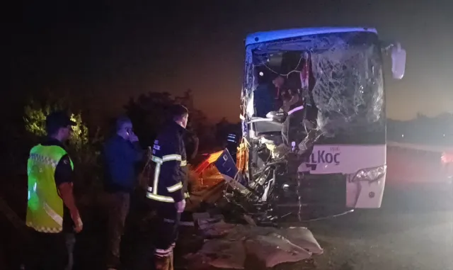 Afyonkarahisar’da yolcu otobüsüyle kamyonun çarpıştığı kazada 1 kişi öldü, 9 kişi yaralandı Afyonkarahisar’da yolcu otobüsüyle kamyonun çarpıştığı kazada 1 kişi öldü, 9 kişi yaralandı
