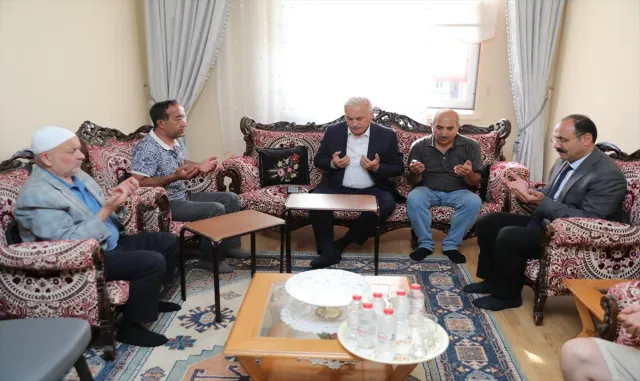Aksaray Valisi Mehmet Ali Kumbuzoğlu, şehit ailesini ziyaret etti Aksaray Valisi Mehmet Ali Kumbuzoğlu, şehit ailesini ziyaret etti