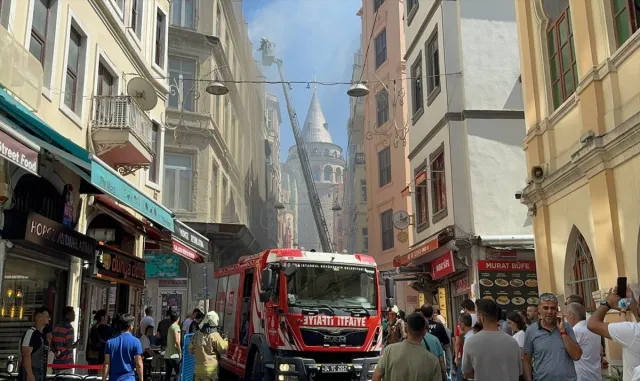 Beyoğlu’nda 4 katlı otelin çatısında çıkan yangın söndürüldü Beyoğlu’nda 4 katlı otelin çatısında çıkan yangın söndürüldü