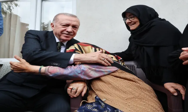 Cumhurbaşkanı Erdoğan, Güneysu’da komşularını ziyaret etti Cumhurbaşkanı Erdoğan, Güneysu’da komşularını ziyaret etti