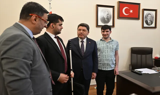 DÜZELTME- "Adalet Bakanı Tunç, görme engelli ilk hakim adayı Keskin’le görüştü" haberimizde görme engelli ilk hakim adayının sehven "Keskin" olarak yazılan soyadı "Kılıç" olarak düzeltilmiştir DÜZELTME- "Adalet Bakanı Tunç, görme engelli ilk hakim adayı Keskin’le görüştü" haberimizde görme engelli ilk hakim adayının sehven "Keskin" olarak yazılan soyadı "Kılıç" olarak düzeltilmiştir